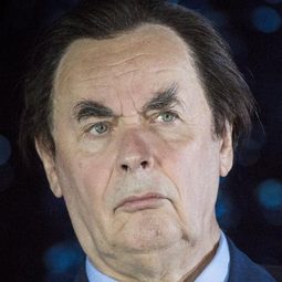 Johann Adam Oest 飾演 Dr. Florian