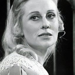 Claude Winter 飾演 Ms. Pitot