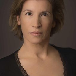 Elisabete Pedreira 飾演 TV Repórter (Voz)