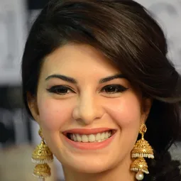 賈桂琳·費南迪斯 - 痛擊演員 飾演Dr. Shaina Mehra