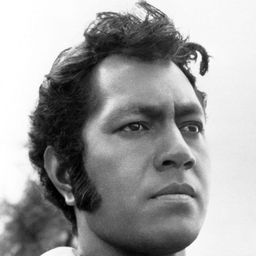 Manu Tupou 飾演 Willy Kua