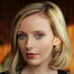 Carleen Melaugh 飾演 Sister Maria Louise