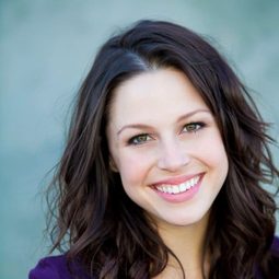 Kaitlin Riley - 水色明信片演員 飾演Becky Mae