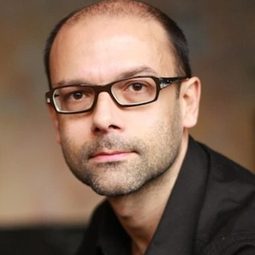 Gilbert Traïna 飾演 Bald Man