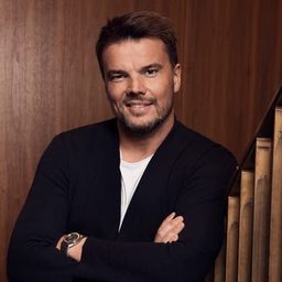 比亞克·英格爾斯 飾演 Self