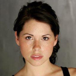 Rachel Vacca 飾演 Naomi