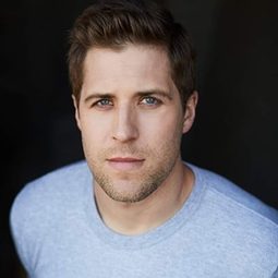 海耶斯·默庫爾 飾演 Jeremy Doss