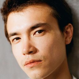 麥可·皮尤 飾演 Boss