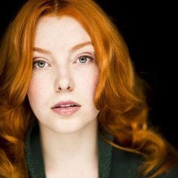 Emma Pedersen 飾演 Miss Emma