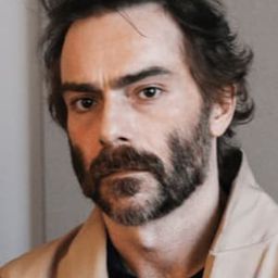 Thanos Samaras 飾演 Doukas