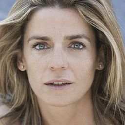 莉茲·羅巴托 飾演 Laura