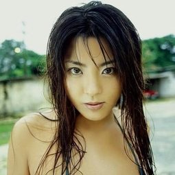 愛奏 - 海辺の女演員 飾演