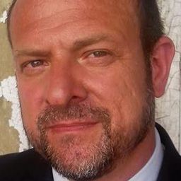 Darío Levy 飾演 Padre Camila