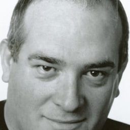 Ieuan Rhys 飾演 Traffic Cop