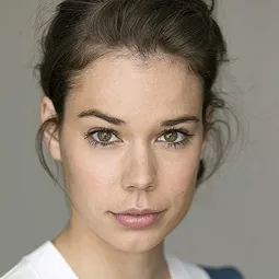 妮亞哥斯達 - 壞壞愛2:愛回歸演員 飾演Chica serpiente