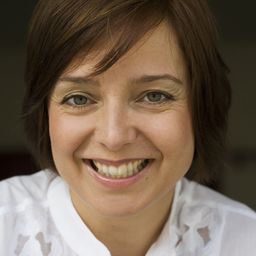 Marietta Jemmi - 飄零燕演員 飾演Woman in the village