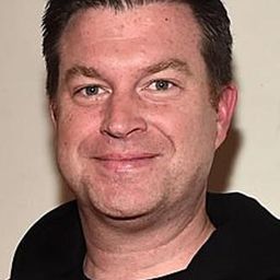 Chris Peterson 飾演 