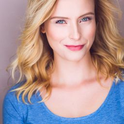 Suzanne Lenz 飾演 Young Nun