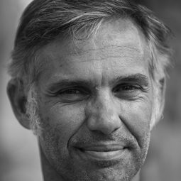 Paul Belmondo 飾演 Self