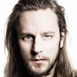 Tadhg Murphy 飾演 Police Operator (voice)