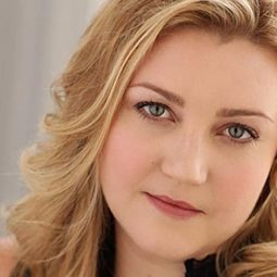 Meredith Holzman - 叢林之地演員 飾演Darlene