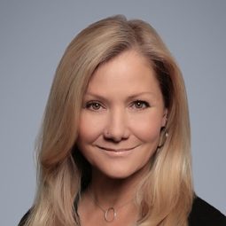 吉兒·克爾頓 - 長毛雪寶導演