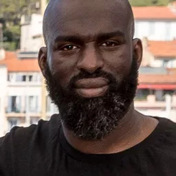 Almamy Kanoute 飾演 Papou