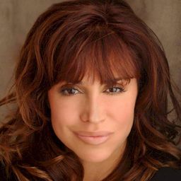 達西·迪摩斯 飾演 Mother