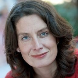 Ruth Rieser 飾演 Lotte