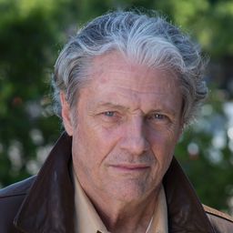 Michael Cooke 飾演 Herb