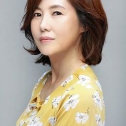 申英珍 飾演 Yoo Myung-Ja