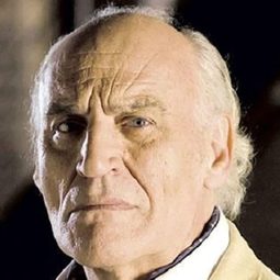 Manuel de Blas 飾演 Luciano Milán