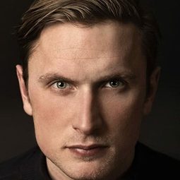 米基布科斯格 飾演 Kim Vilfort