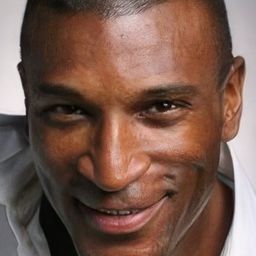 Clark Beasley Jr. - 越空行者演員 飾演Bank Guard