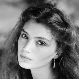 安琪拉·摩琳娜 飾演 Marta