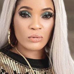 奇卡·蘭恩 飾演 Amaka