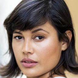 Zamantha Díaz 飾演 Hotel Clerk