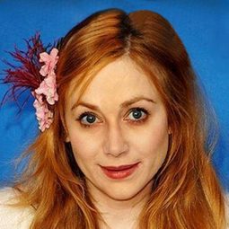 朱利安·德巴狄厄 飾演 Agnès