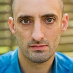 Tom Edden 飾演 De Guiche