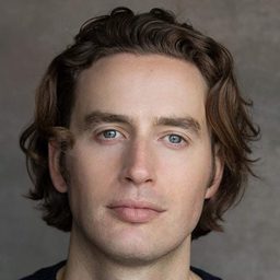 提摩西·雷紐夫 飾演 Freddie