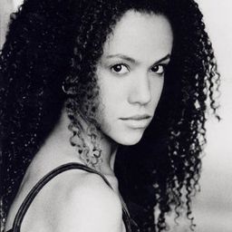 Lia Johnson 飾演 Sam's Mother