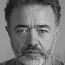 桑提·帕里戈 飾演 Llorente