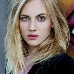 Elisa Schlott 飾演 Caro