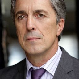 Herbert Forthuber 飾演 Milans Lehrer