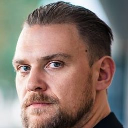 弗洛里安·施密特克 飾演 Dörfler