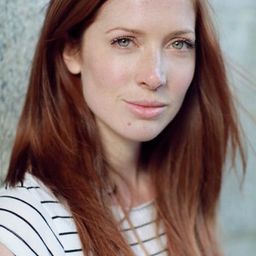 Lucy Cudden 飾演 Anna Gilmour