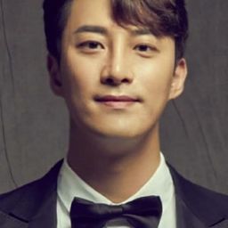 崔宇成 飾演 Broadcast Station FD