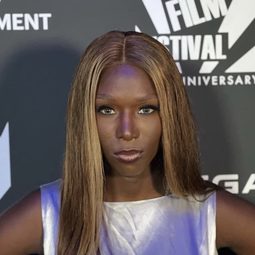 Daniella Carter 飾演 Self