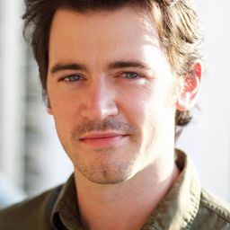 Jim Watson 飾演 Officer Baker