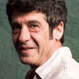 Istar Göksever 飾演 Komiser